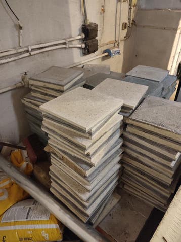 Witte en groene betonnen buitentegels (200–250 stuks)