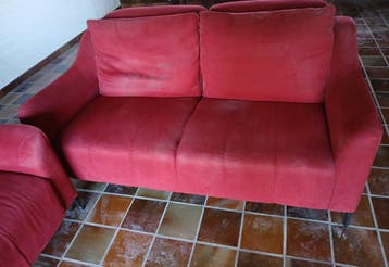 Twee rode 2-zit zetels gratis op te halen
