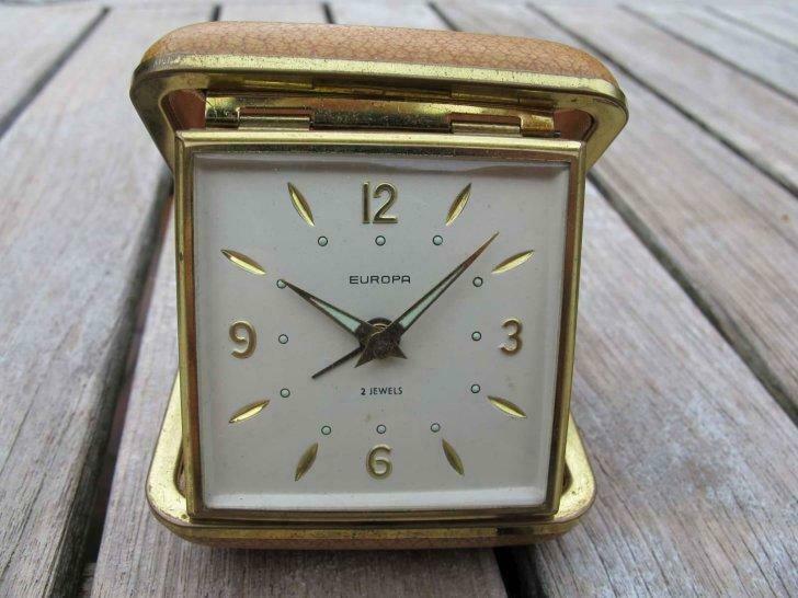 Europa reiswekker voor nazicht /herstelling / onderdelen, Elektronische apparatuur, Wekkers, Ophalen of Verzenden, Gebruikt, Analoog