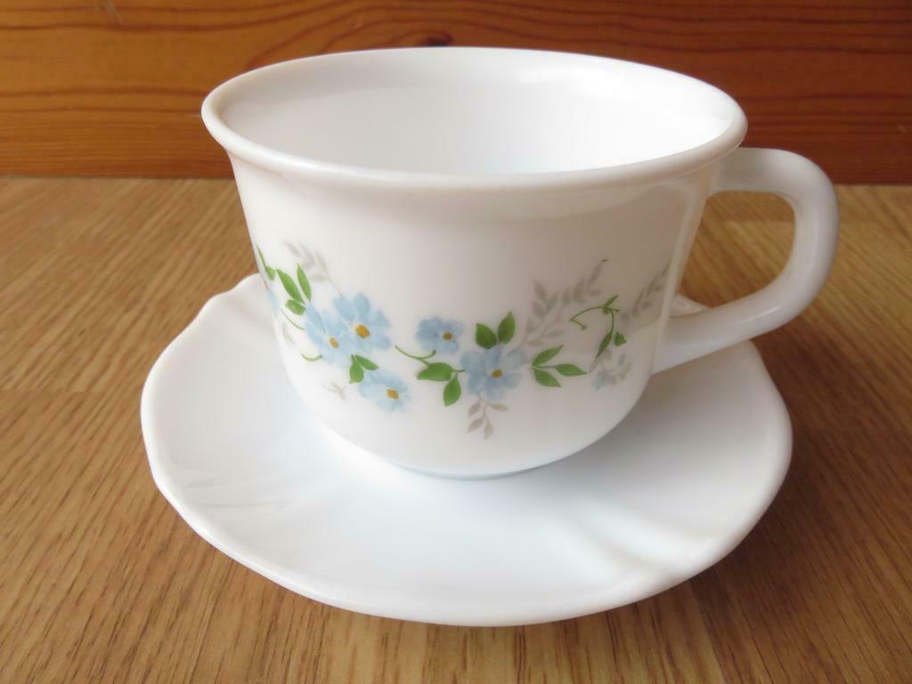 vintage tasse et sous tasse arcopal motifs myosotis veronica, Maison & Meubles, Enlèvement ou Envoi, Utilisé, Tasse(s) et/ou soucoupe(s)