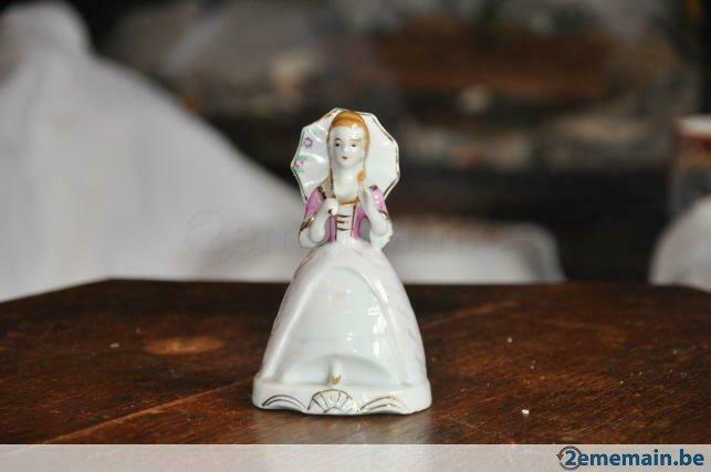 ancienne statuette porcelaine élégante a l'ombrelle, Antiquités & Art