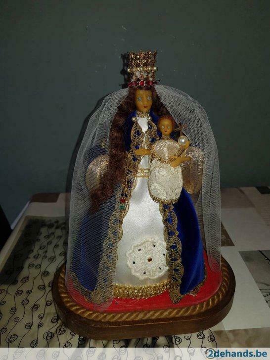 Mariabeeld onder glas