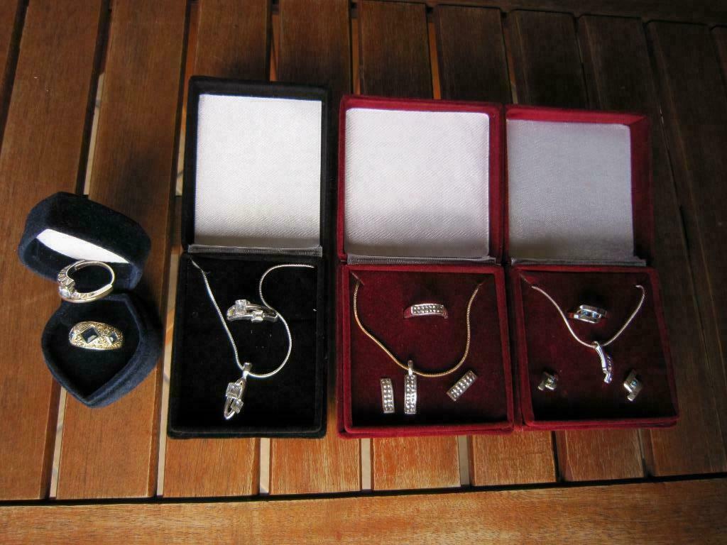 bijoux fantaisie dans leur écrin velours, Bijoux, Sacs & Beauté, Enlèvement ou Envoi, Neuf