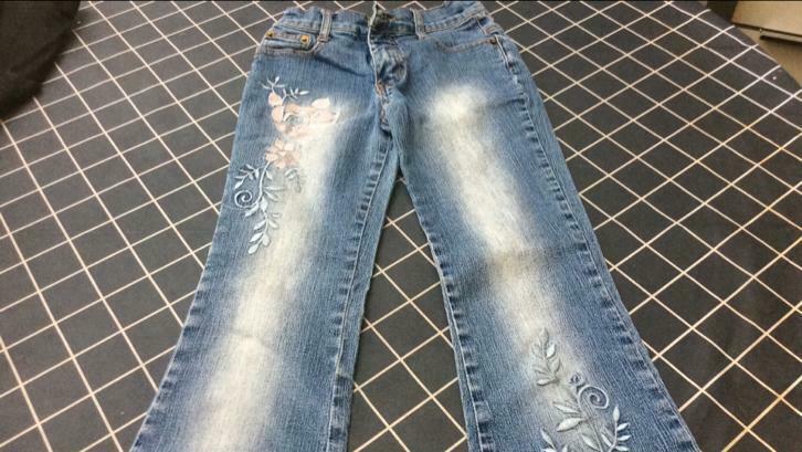 Vintage jeans, met bloemen en bredere broekspijpen., Ophalen of Verzenden, Zo goed als nieuw, Meisje, Broek