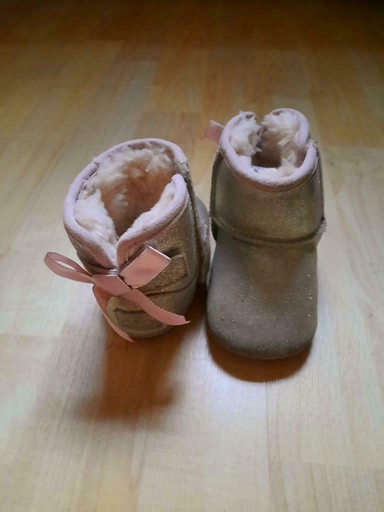 Uggs baby meisje 6-12 maanden rosé goud, Ophalen of Verzenden, Zo goed als nieuw, UGG, Meisje