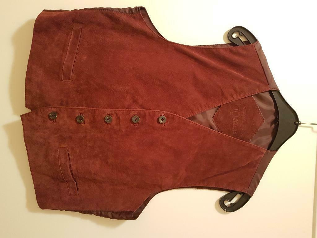 Daim gillet bordeaux Maat: medium Als nieuw., Ophalen of Verzenden, Gedragen, Maat 48/50 (M), Overige kleuren