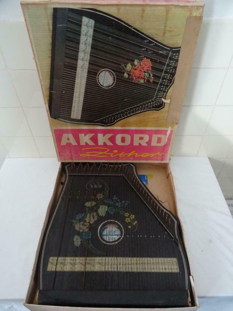 Cithare vintage Akkord Jubel Töne boite d'origine + accessoi, Musique & Instruments, Instruments à corde | Autre, Enlèvement ou Envoi