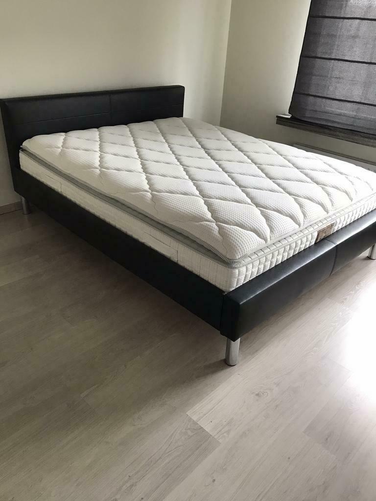 Volledig bed (kunstlederen bedkader, lattenbodem & matras), Huis en Inrichting, Slaapkamer | Bedden, Ophalen, Zwart, Zwart
