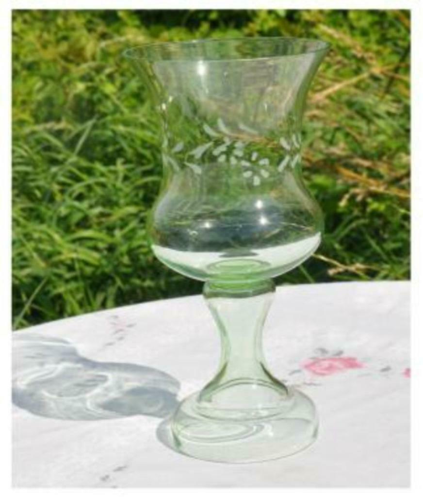 §  vase calice en verre vert decor sablé, Maison & Meubles, Moins de 50 cm, Enlèvement ou Envoi, Verre, Vert