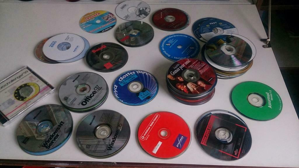 Quelque 200 CD-ROM divers + 20ne des débuts des réseaux, Enlèvement ou Envoi, Comme neuf