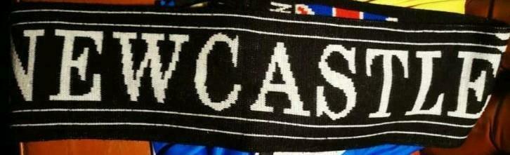 Newcastle sjaal, Verzamelen, Sportartikelen en Voetbal, Ophalen of Verzenden, Zo goed als nieuw, Vaantje of Sjaal