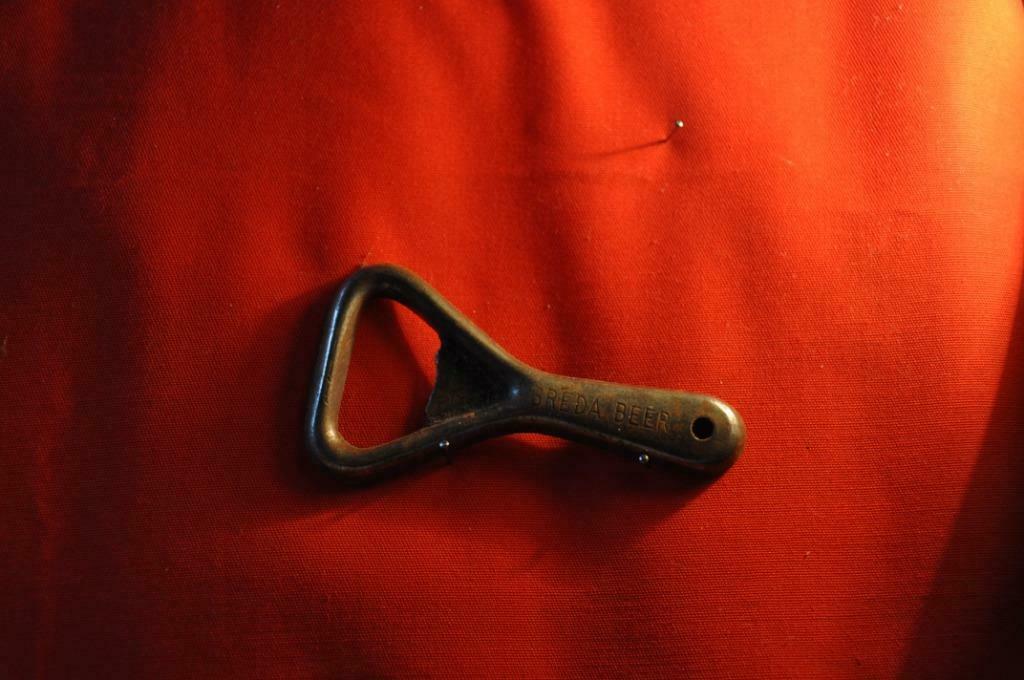 §  decapsuleur  en metal publicitaire breda beer  (29), Enlèvement ou Envoi, Utilisé, Ouvre-bouteille, Autres marques