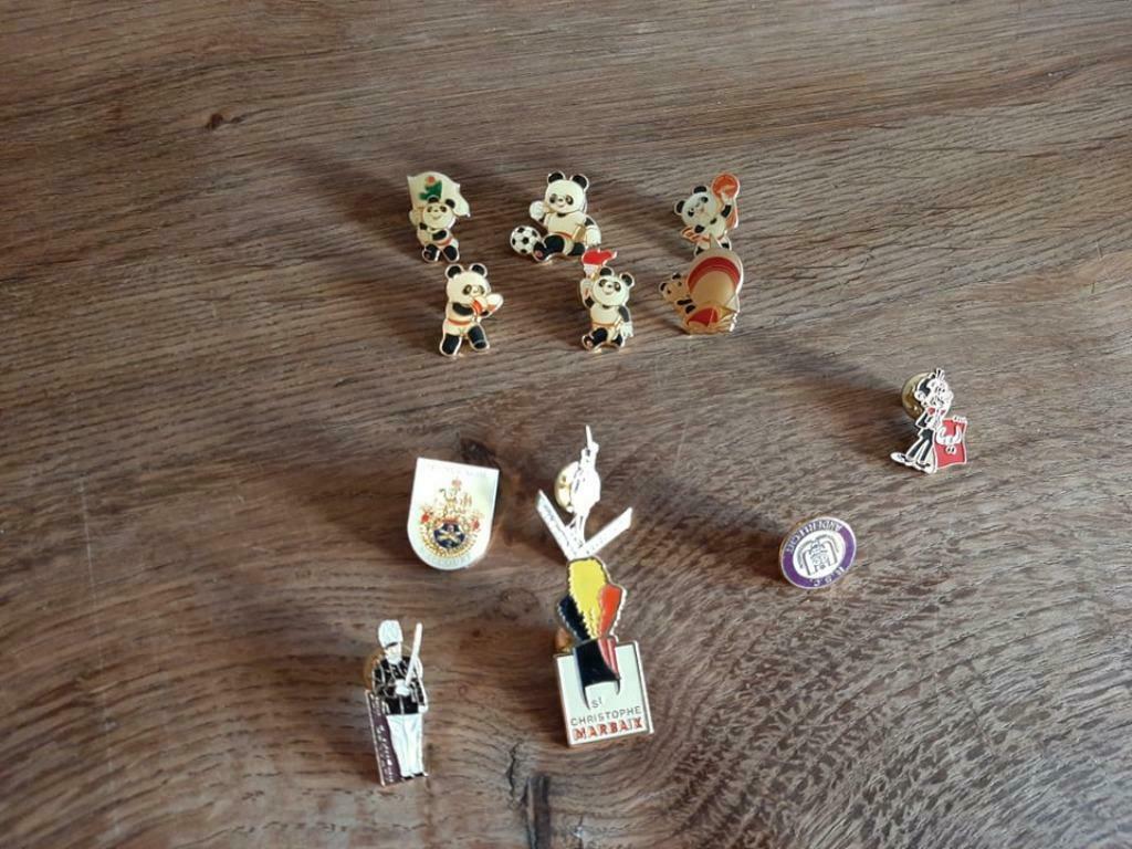 Lot de 12  pins divers, Ophalen of Verzenden