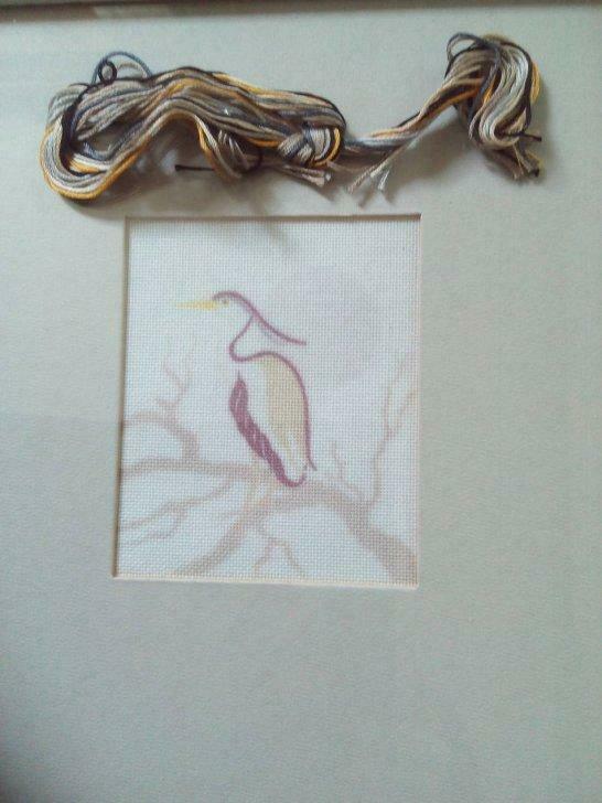 Naaiwerkje met naald en draad, in witte kader met glas, Ophalen of Verzenden, Nieuw, Garen of Naald(en)