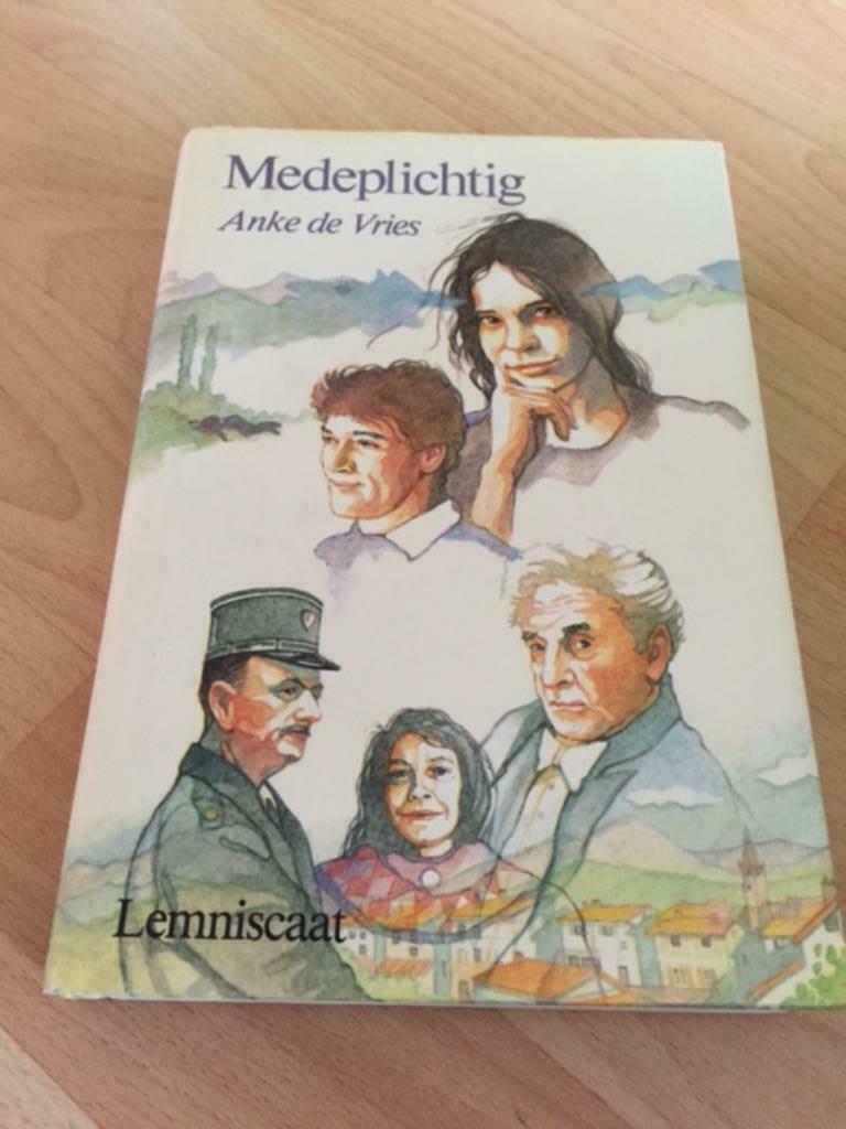 Boek 'Medeplichtig', Ophalen of Verzenden, Zo goed als nieuw
