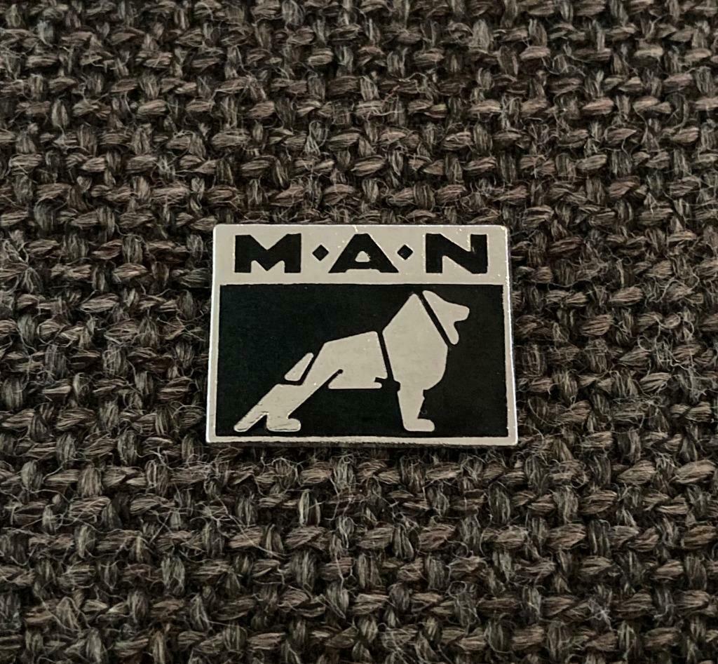PIN - MAN - TRUCK - CAMION, Envoi, Utilisé, Transport, Insigne ou Pin's