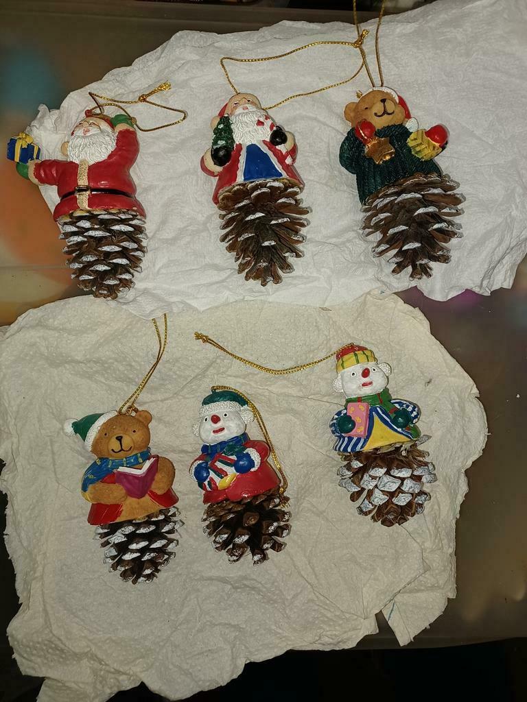 6 hangfiguren kerst op dennenappels, Ophalen of Verzenden, Zo goed als nieuw