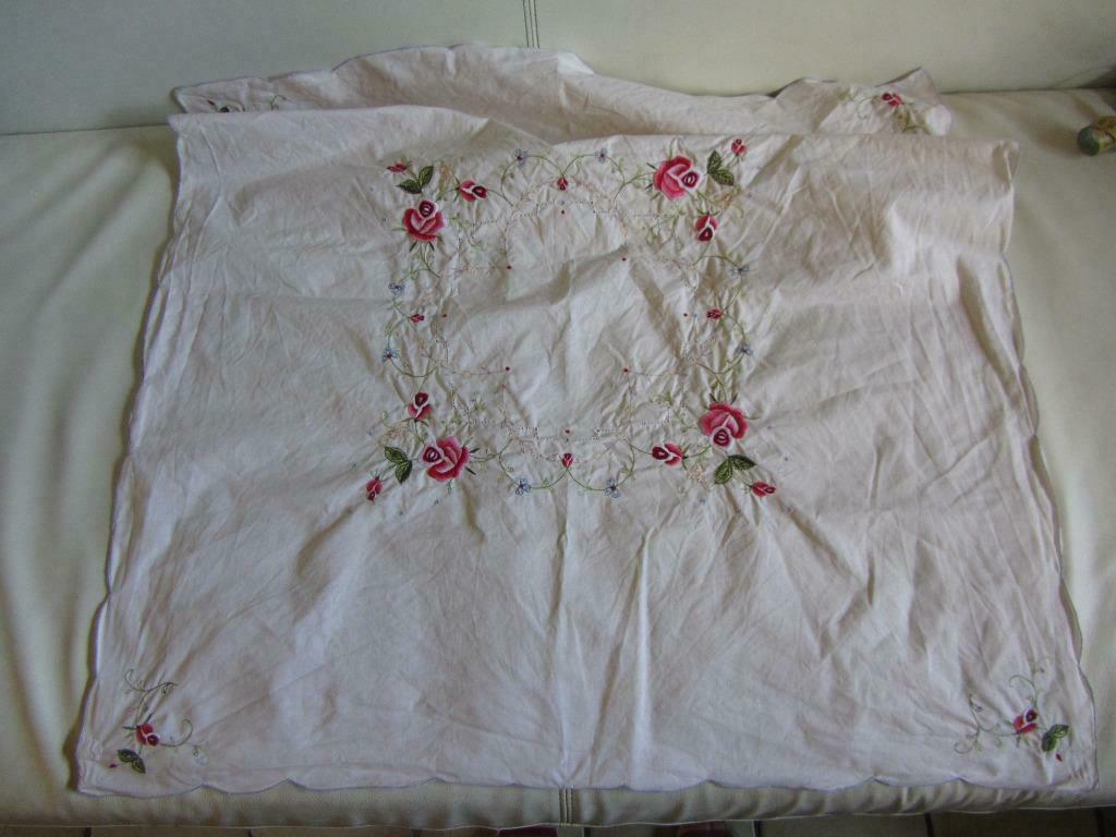 Nappe brodée main 85/85 CM, Maison & Meubles, Enlèvement ou Envoi, Neuf, Rose