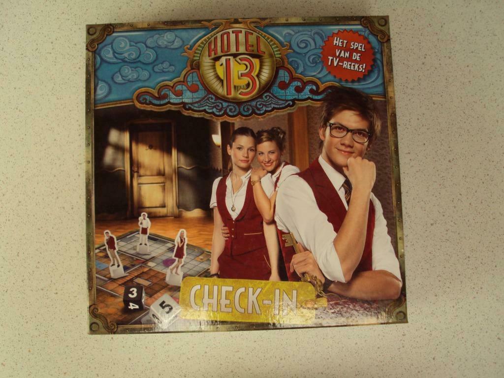 "Hotel 13 Check In" van Studio 100, Hobby en Vrije tijd, Gezelschapsspellen | Bordspellen, Ophalen of Verzenden, Zo goed als nieuw