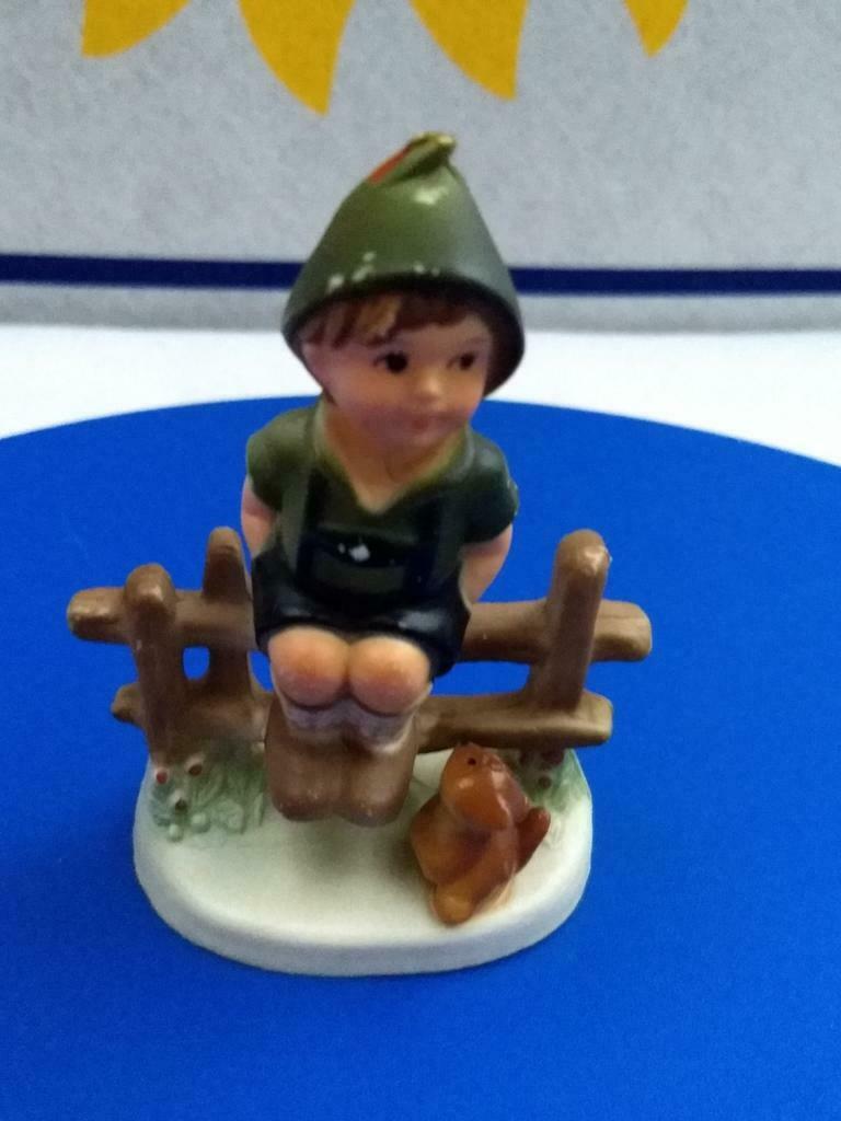 Hummel beeldje. Vintage. Jongen met poes. Plastiek., Ophalen of Verzenden, Zo goed als nieuw