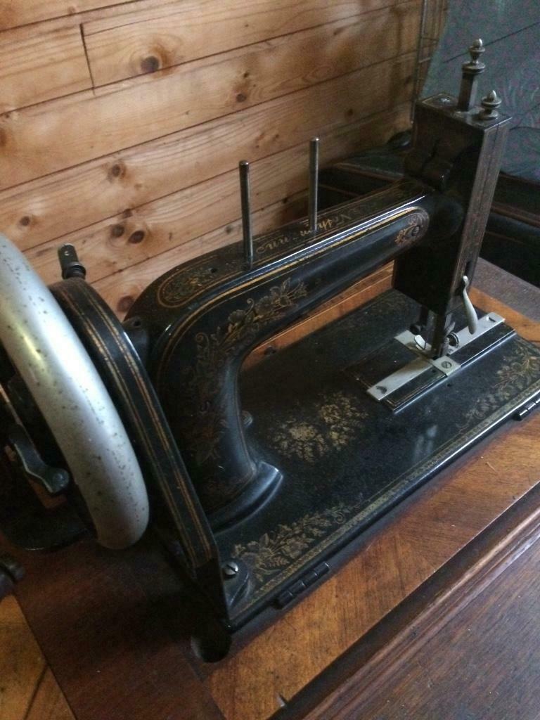 Oude naaimachine.   Nothman.    Werkt nog  met tafeltje., Ophalen