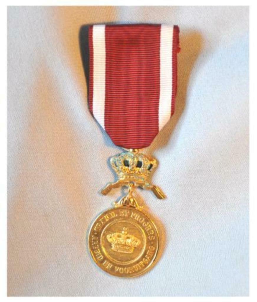 §§ medaille ordre de la couronne medaille d'or, Collections, Objets militaires | Général, Enlèvement ou Envoi, Autres, Ruban, Médaille ou Ailes