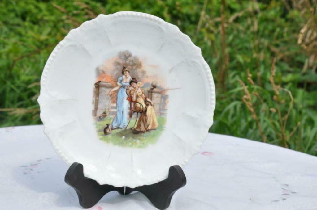 §  assiette en porcelaine 2 demoiselles, Enlèvement ou Envoi