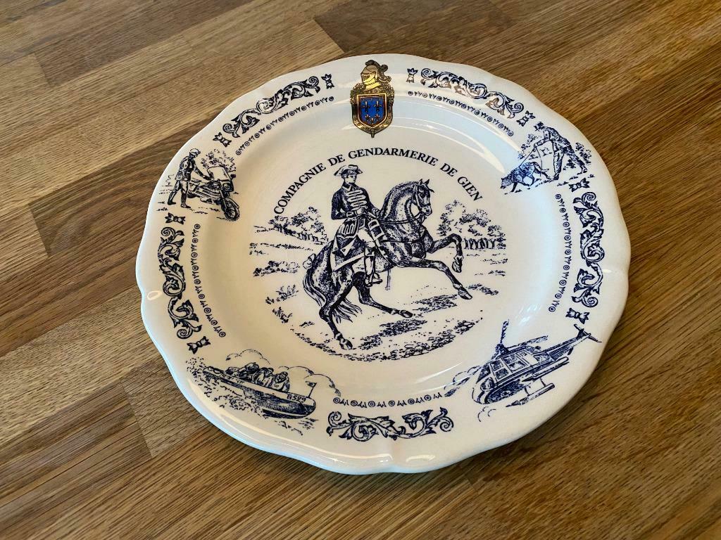 Assiette décorative "compagnie de gendarmerie de GIEN", Enlèvement ou Envoi