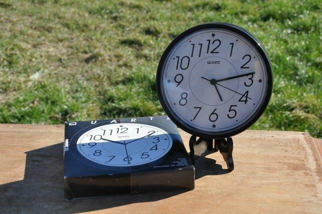 horloge mural neuve tour plastique noir, Ophalen of Verzenden, Nieuw