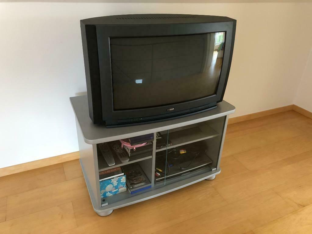 TV meubel op wielen, hout met glazen deuren, zilverkleurig, Maison & Meubles, Moins de 100 cm, Comme neuf, Enlèvement, 50 à 75 cm