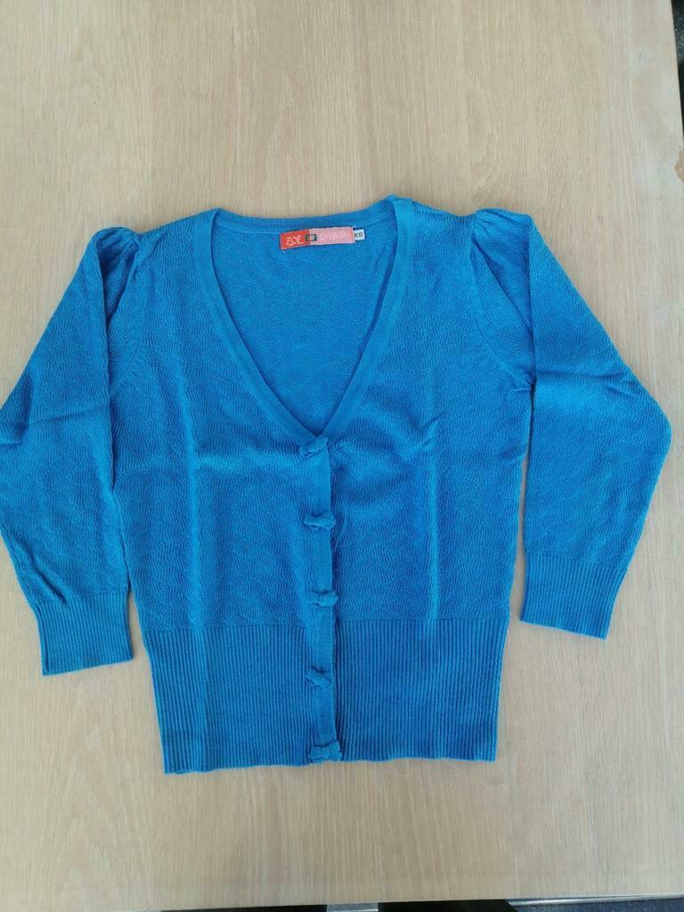 Gilet noeuds bleu Zoë Loveborn XS, Enlèvement ou Envoi, Comme neuf, Zoë Loveborn, Taille 34 (XS) ou plus petite