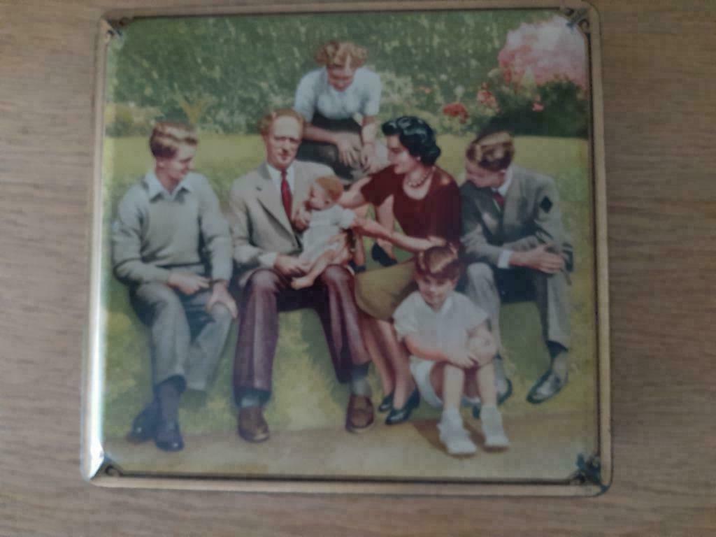 Blik Koning Leopold III met 2e echtgenote en hun kinderen, Verzamelen, Ophalen of Verzenden, Gebruikt, Overige typen