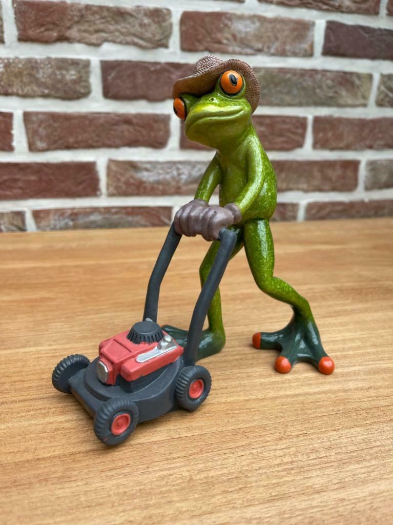 Beeldje - KIKKER MET GRASMAAIER, Verzamelen, Ophalen of Verzenden, Zo goed als nieuw, Dier