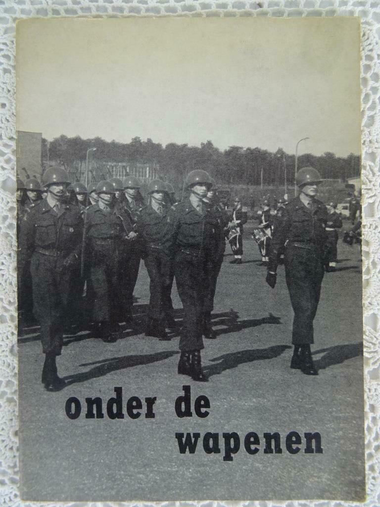 Livre vintage dienstplicht Onder de wapenen, 1ère édition, Enlèvement ou Envoi