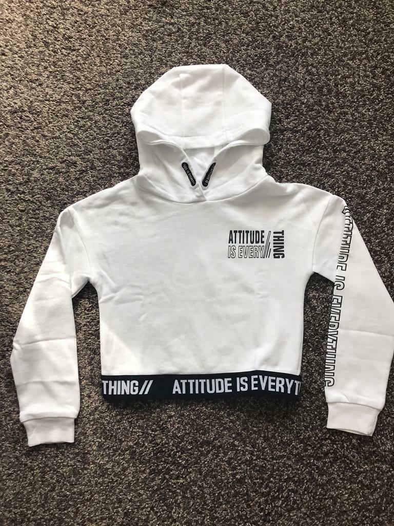 Sportieve witte Crop top hoodie maat 134 nieuw, Kinderen en Baby's, Meisje, Trui of Vest, Nieuw, Ophalen of Verzenden