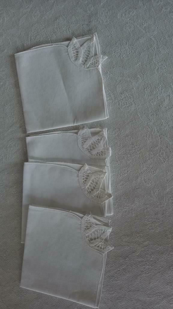 4 serviettes avec jeu de dentelle., Maison & Meubles, Enlèvement ou Envoi, Comme neuf