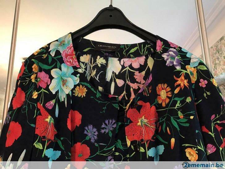 Tailleur bleu marine fleuri, Porté, Bleu