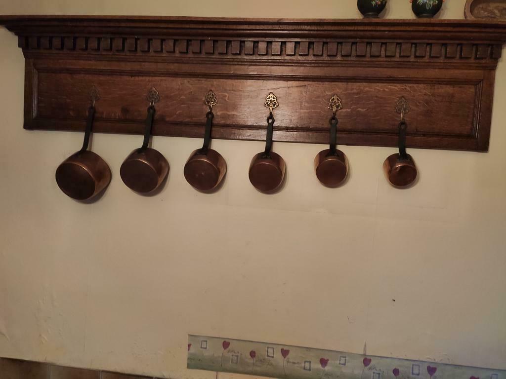 Grande archelle en chêne massif et ses 6 poêlons en cuivre, Enlèvement, Comme neuf