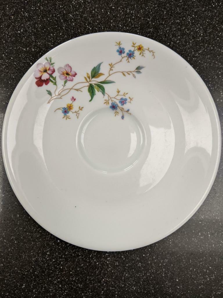 Limoges, assiette ou soucoupe en porcelaine blanche à fleurs, Enlèvement ou Envoi, Comme neuf, Porcelaine