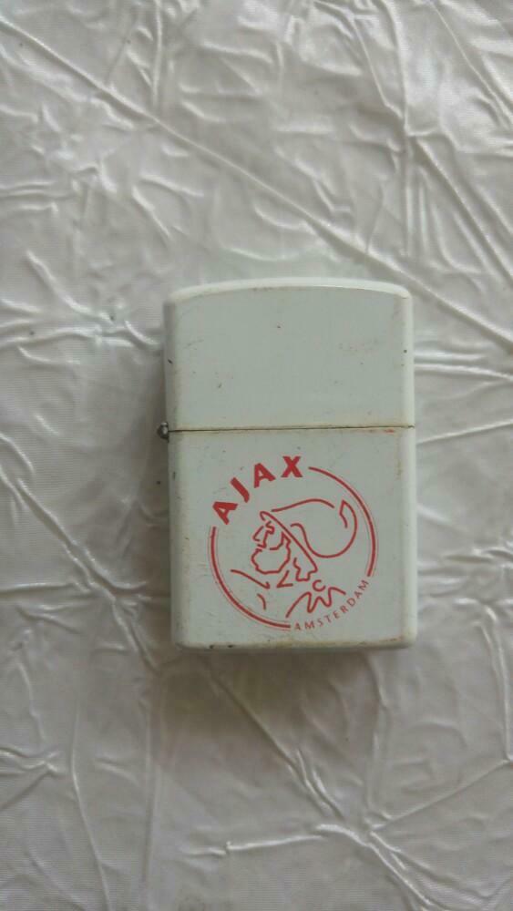 Aansteker Briquet Champ Ajax Amsterdam, Collections, Broches, Pins & Badges, Enlèvement ou Envoi, Utilisé