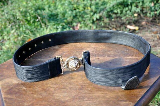 ceinturon police boucle tête lion métal argenté 108 cm, Collections, Enlèvement ou Envoi, Utilisé