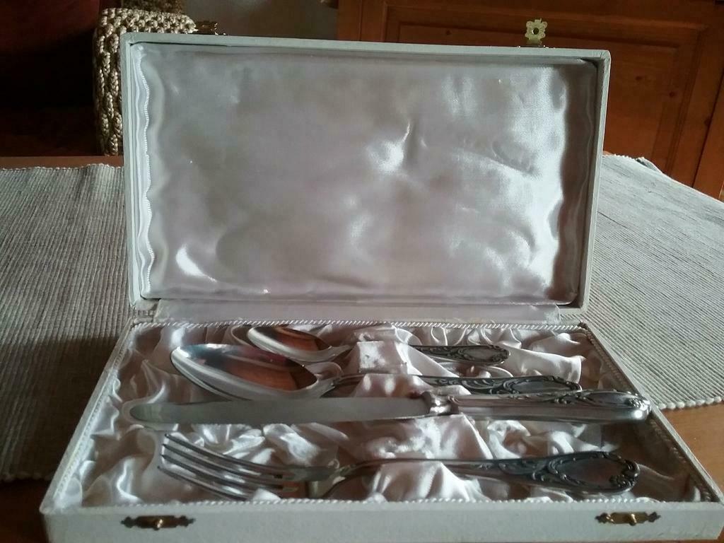 Ancien coffret de couverts carlinox de communion 1967 neuf, Antiquités & Art, Antiquités | Couverts, Enlèvement ou Envoi