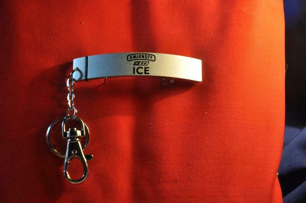 §  decapsuleur porte cle mousqueton smirnoff (34), Enlèvement ou Envoi, Comme neuf, Ouvre-bouteille, Autres marques