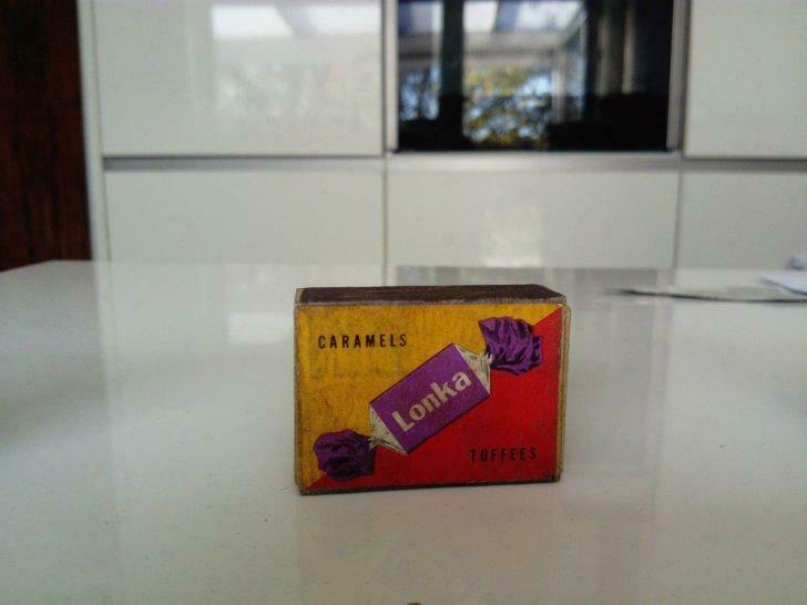 Vintage houten luciferdoosje lonka snoep, Collections, Enlèvement ou Envoi, Utilisé, Boîtes ou marques d'allumettes