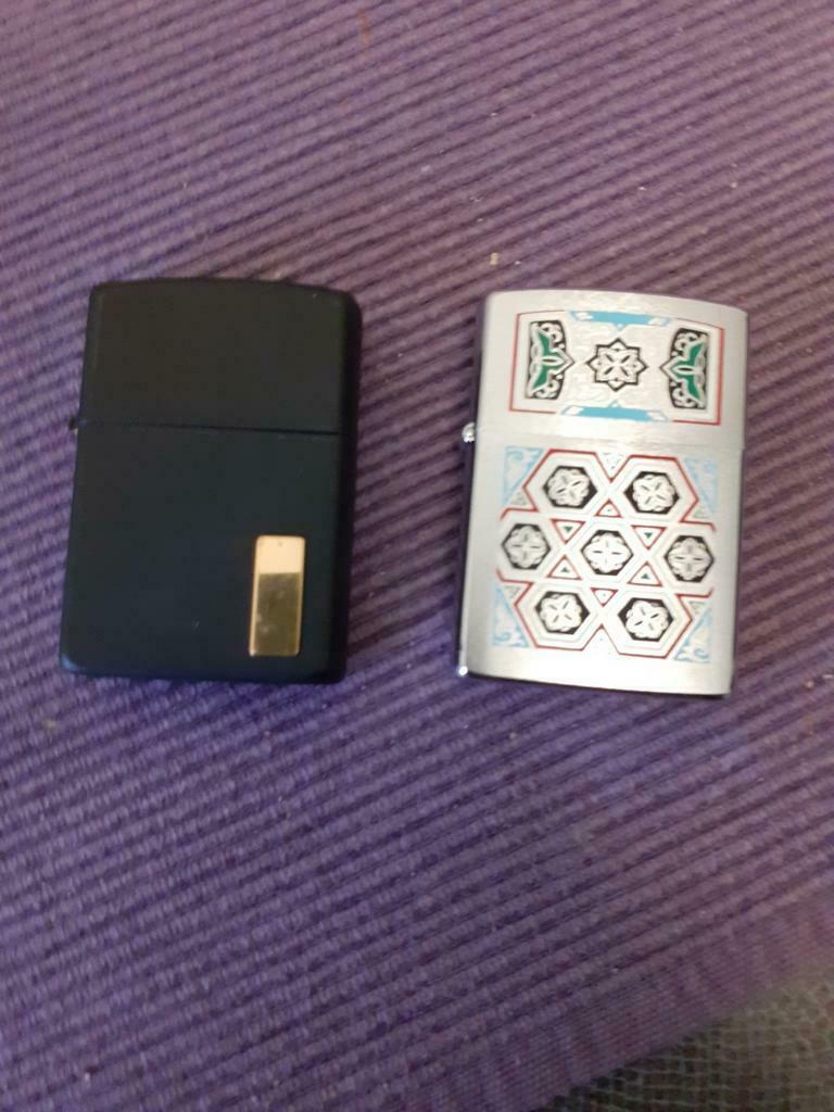 2 Zippos nieuw nog nooit gebruikt alleen de zwarte is nog, Ophalen, Nieuw, Aansteker