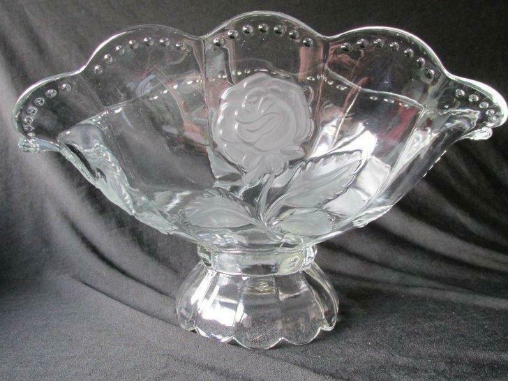 Glazen schaal op voet met mat rozenmotief, glaskunst