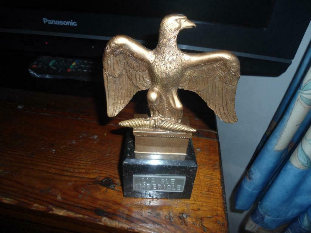 Très Jolie Aigle Impériale sur socle Excellent état Haut. 19, Enlèvement ou Envoi, Autres, Emblème ou Badge