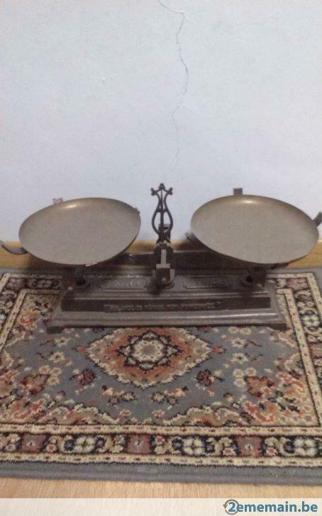 Ancienne balance de magasin avec plateaux en cuivre