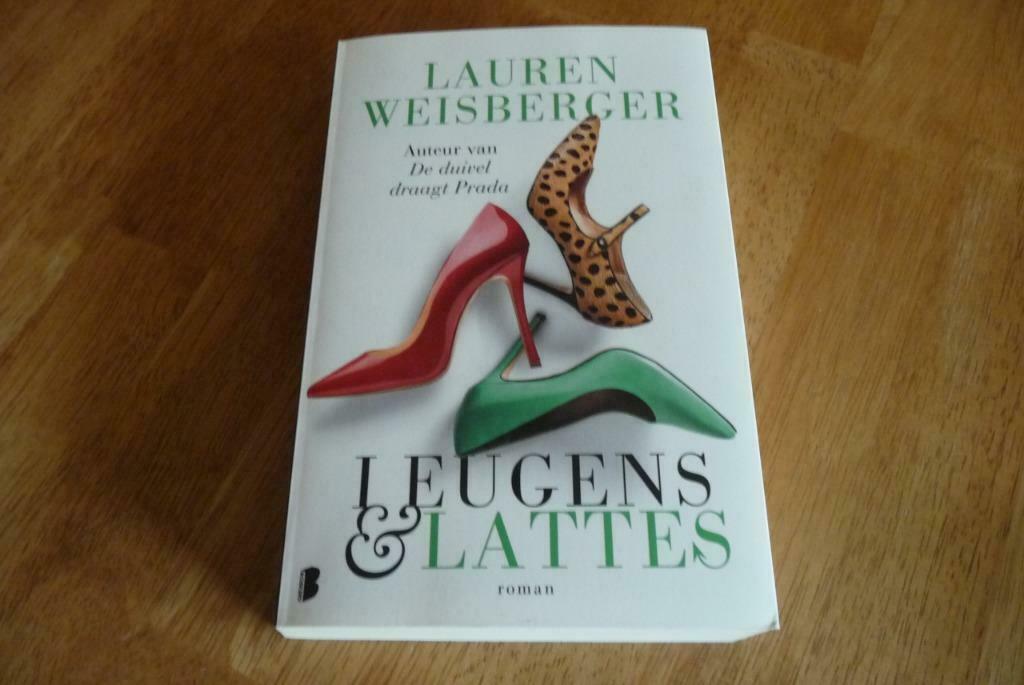 Roman Leugens en Lattes - Lauren Weisberger, Enlèvement ou Envoi, Comme neuf, Amérique