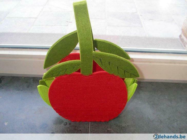 Zijden rozenblaajes met vilten kers /aardbei, Hobby & Loisirs créatifs, Feutre, Utilisé